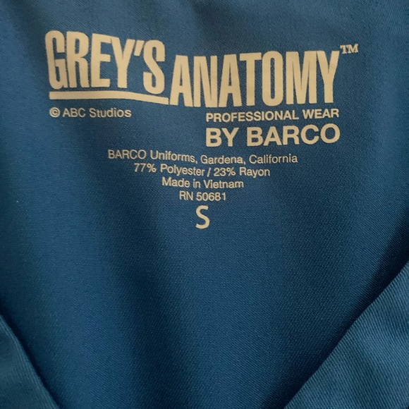 😎2 pair - Grey’s Anatomy by Barco Scrub tops Royal Blue - Picture 7 of 12